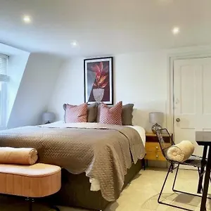 Apartment Ideally Located 2 Bedroom Luxury, Bath
